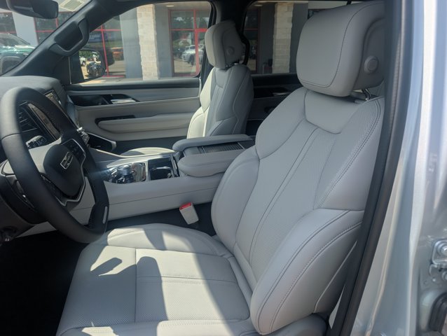 New 2026 Silver-Zynith Exterior Paint Jeep Limited Altitude image 19