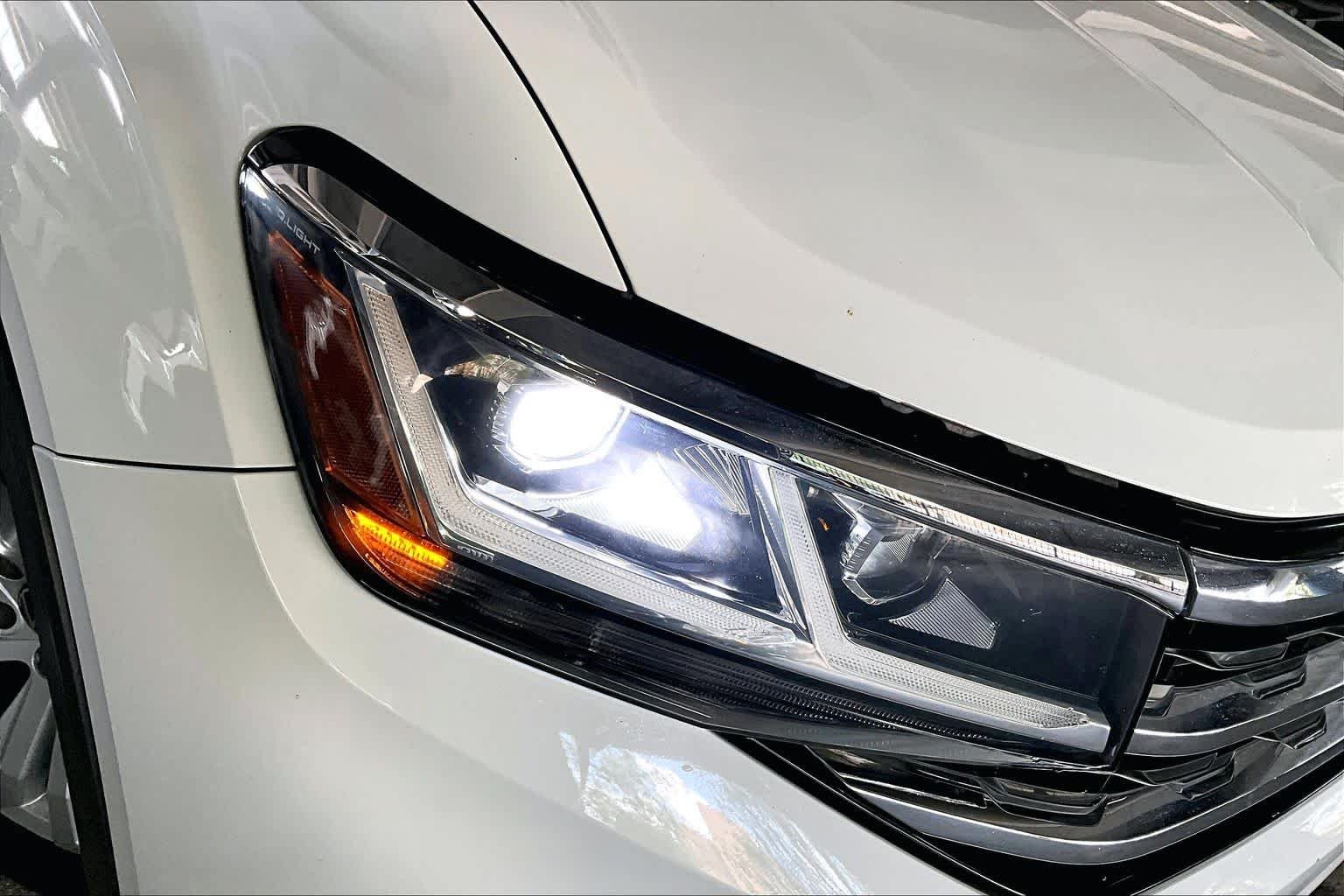 Used 2022 Pure White Volkswagen 3.6L V6 SE w/Technology image 27