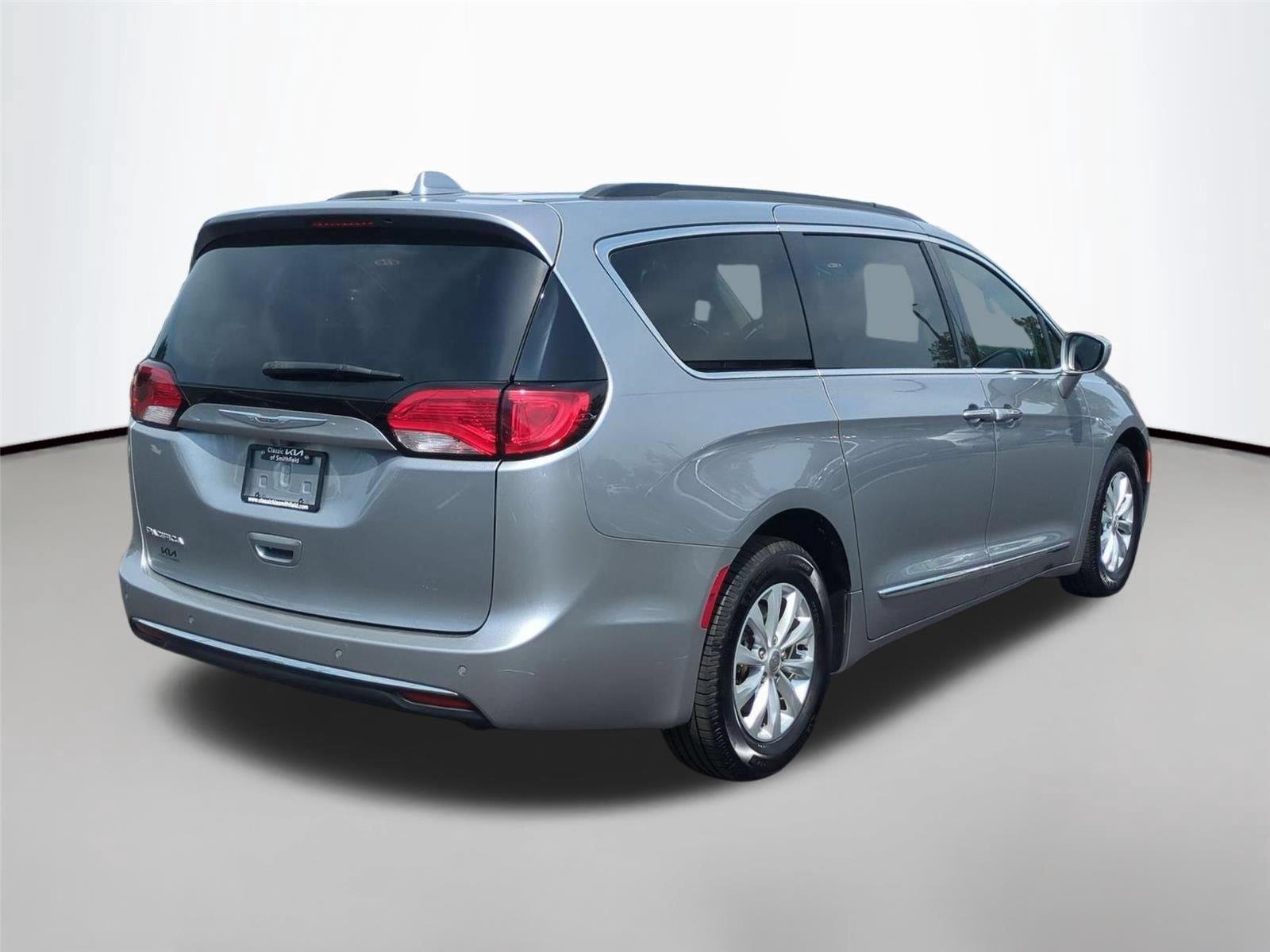 Used 2017 Billet Silver Metallic Clearcoat Chrysler Touring-L image 5