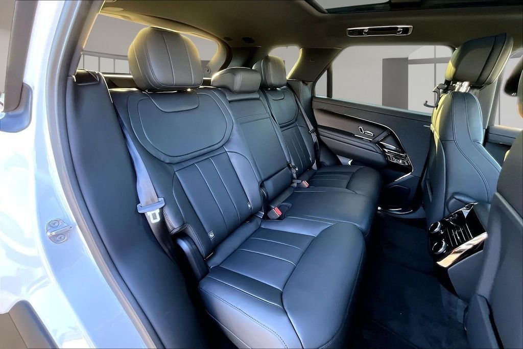 New 2026 FUJI WHITE Land Rover Dynamic SE image 10
