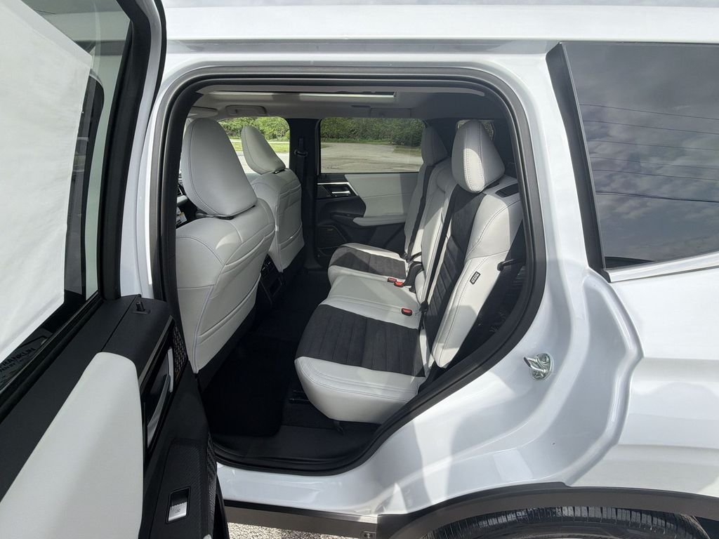 New 2026 White Mitsubishi SE image 23