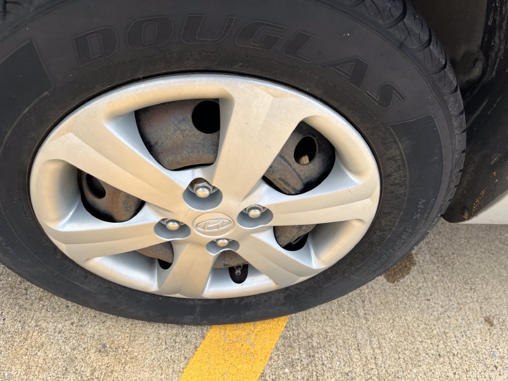 Used 2011 Silver Hyundai GLS image 9