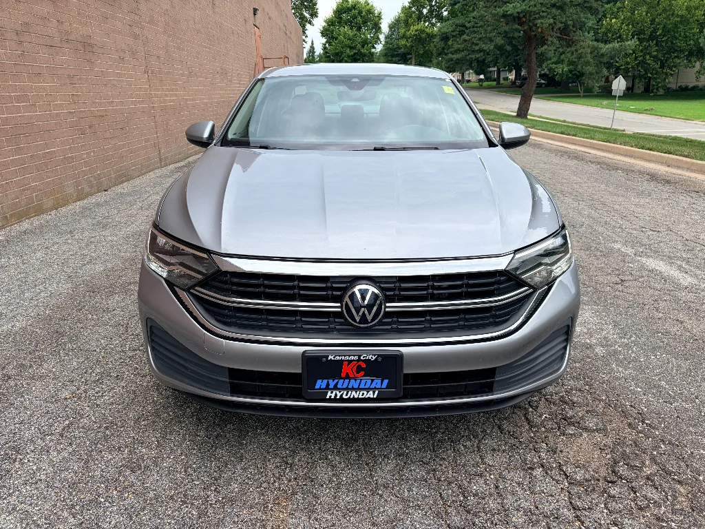 Used 2024 Pyrite Silver Metallic Volkswagen SE image 8