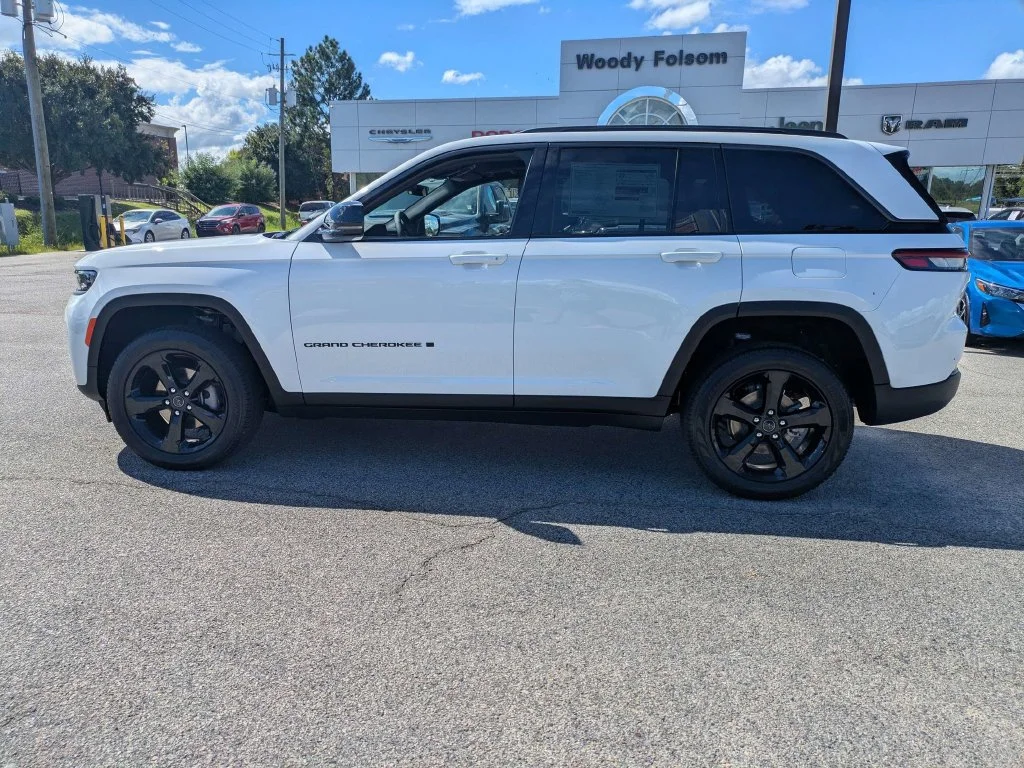 New 2027 Bright White Clear-Coat Paint Jeep  image 7