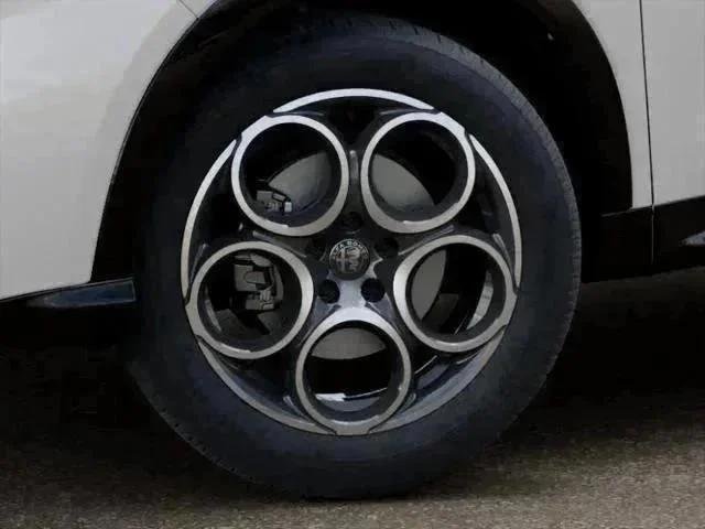 New 2025 Milano White Exterior Paint Alfa Romeo  image 48