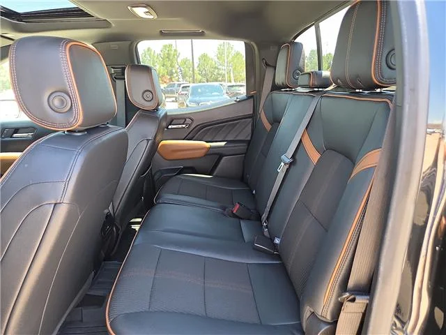 Used 2024 Onyx Black GMC AT4 4x4 Crew Cab 5 ft. box 131 in. WB image 10