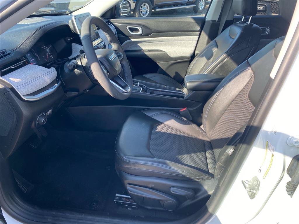 Used 2022 Bright White Clearcoat Jeep Latitude image 9