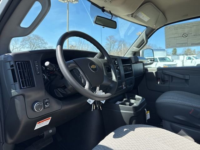 New 2025 Summit White Chevrolet 1WT image 16