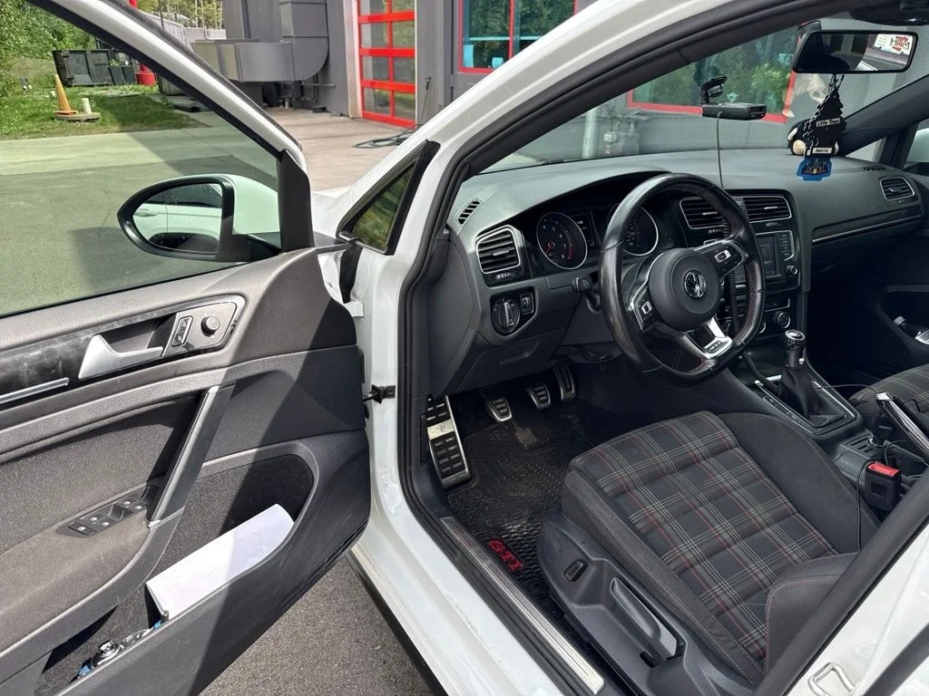 Used 2017  Volkswagen S image 9