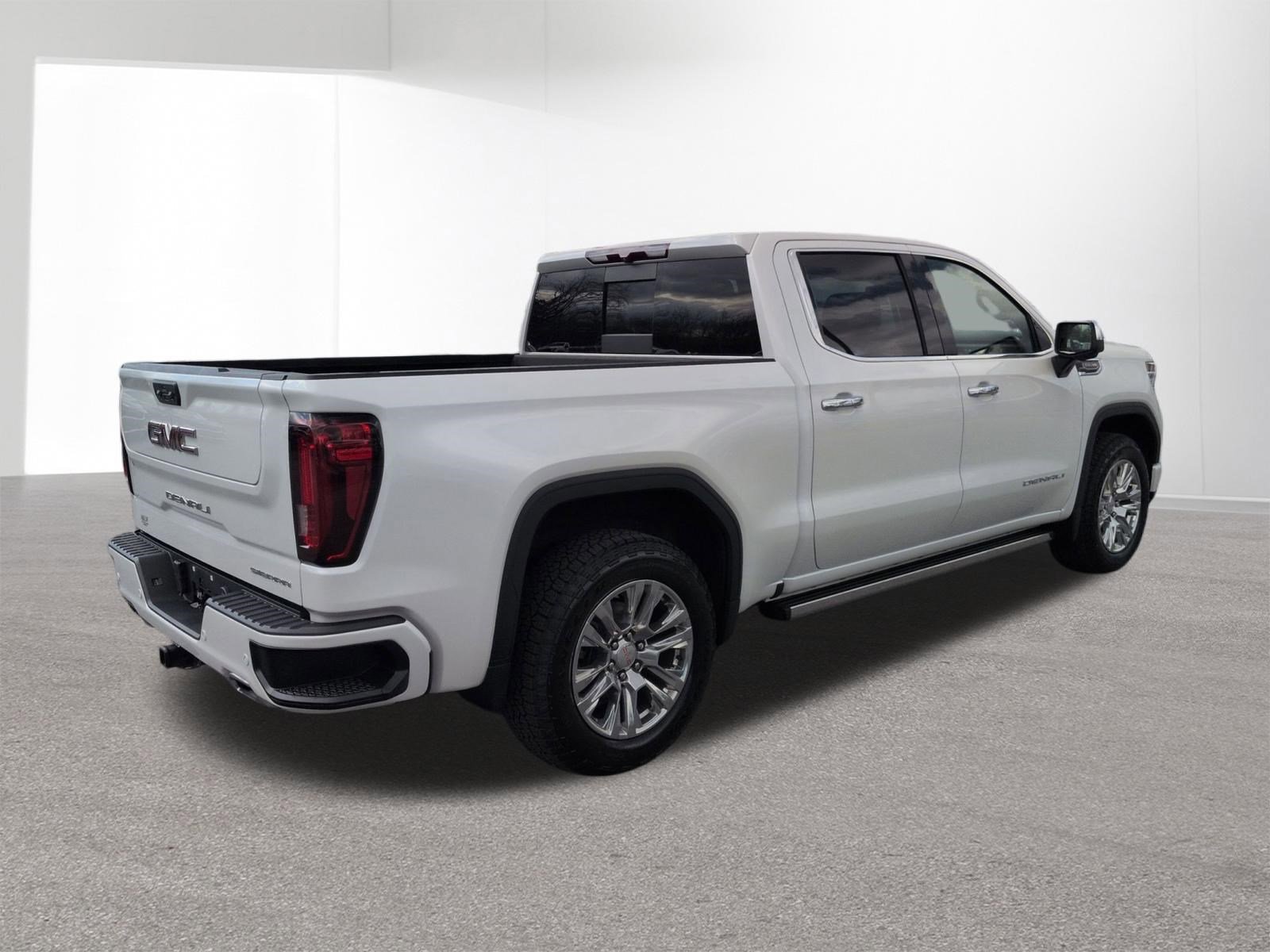 Used 2022 White Frost Tricoat GMC Denali image 5