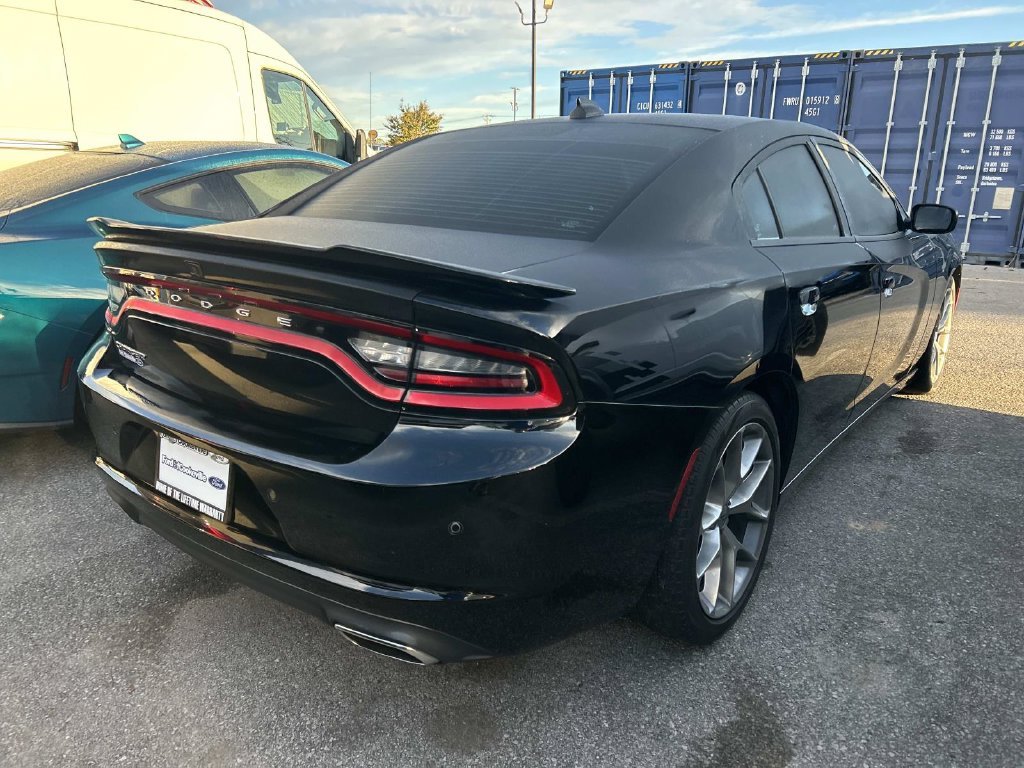 Used 2023 Pitch Black Clearcoat Dodge SXT image 3