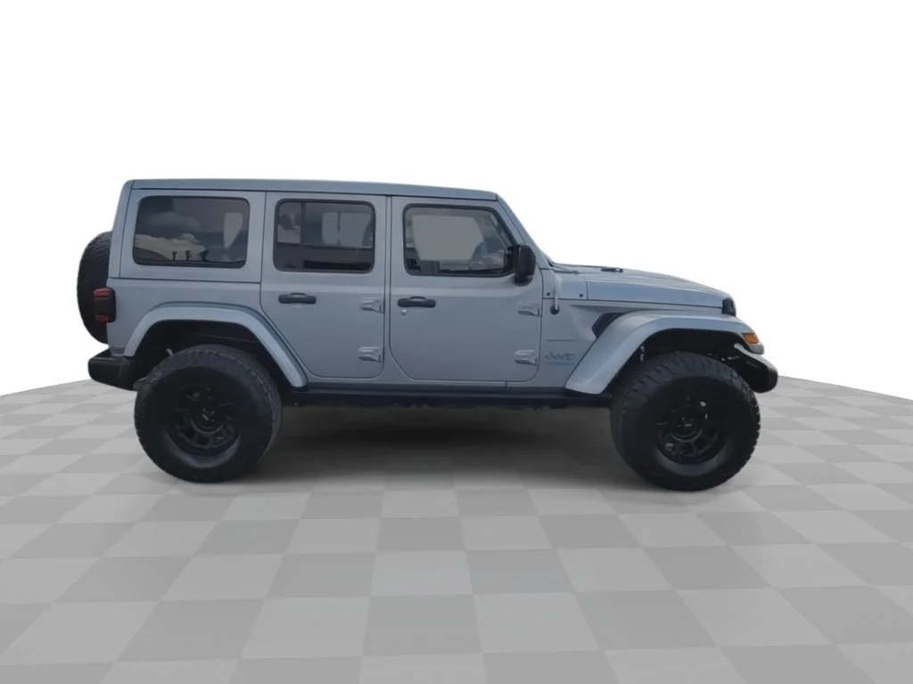 Used 2021 Silver Jeep Unlimited Sahara 4x4 image 9