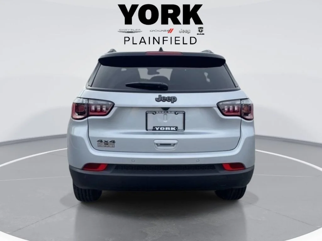 New 2026 Silver Zynith Metallic Clearcoat Jeep Limited image 4