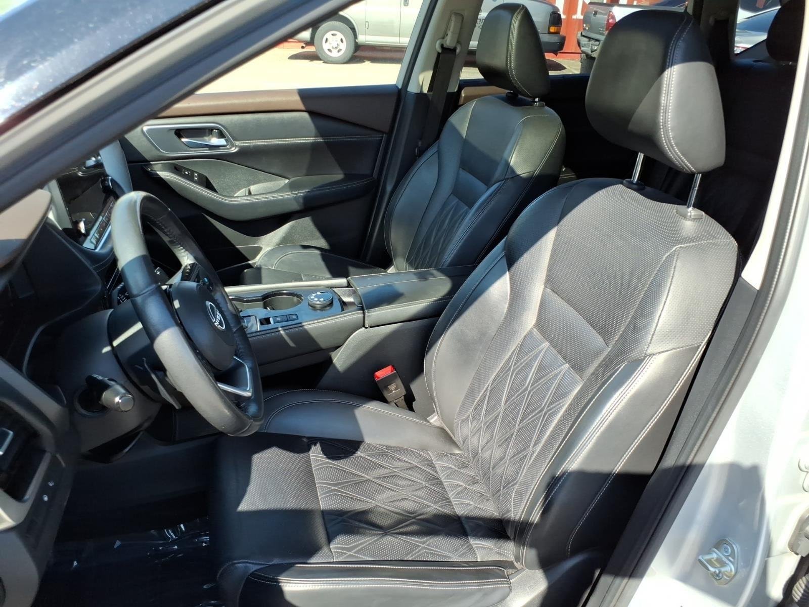Used 2022 Brilliant Silver Metallic Nissan Platinum image 13