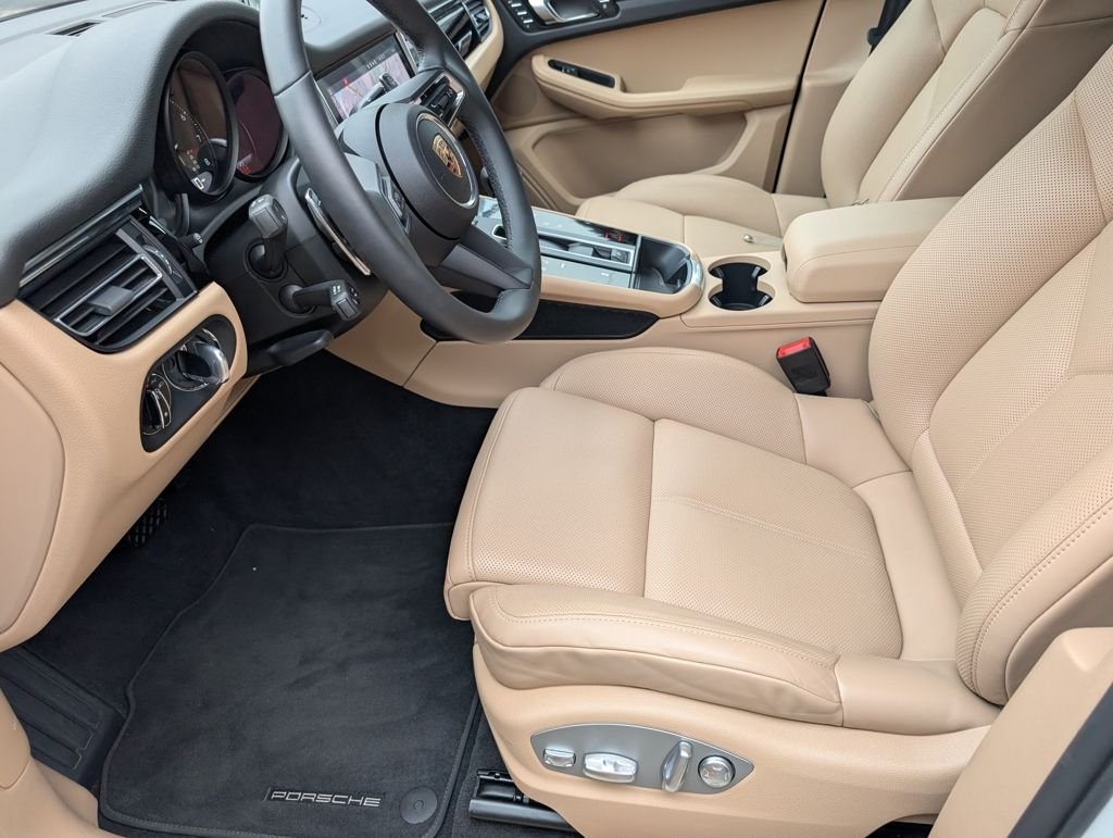 2025 Porsche Macan T - Photo 24