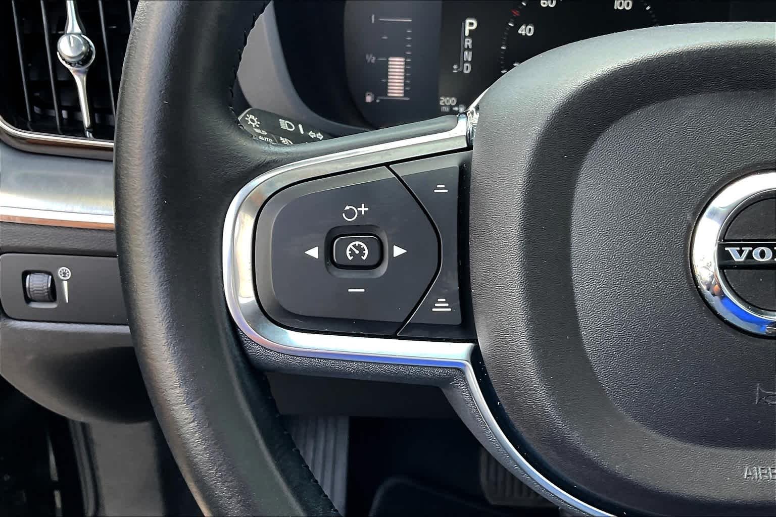 Used 2019 Onyx Black Metallic Volvo Momentum image 23