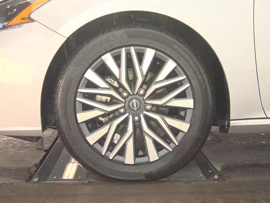 Certified Used 2024 Silver Nissan 2.5 SV image 5
