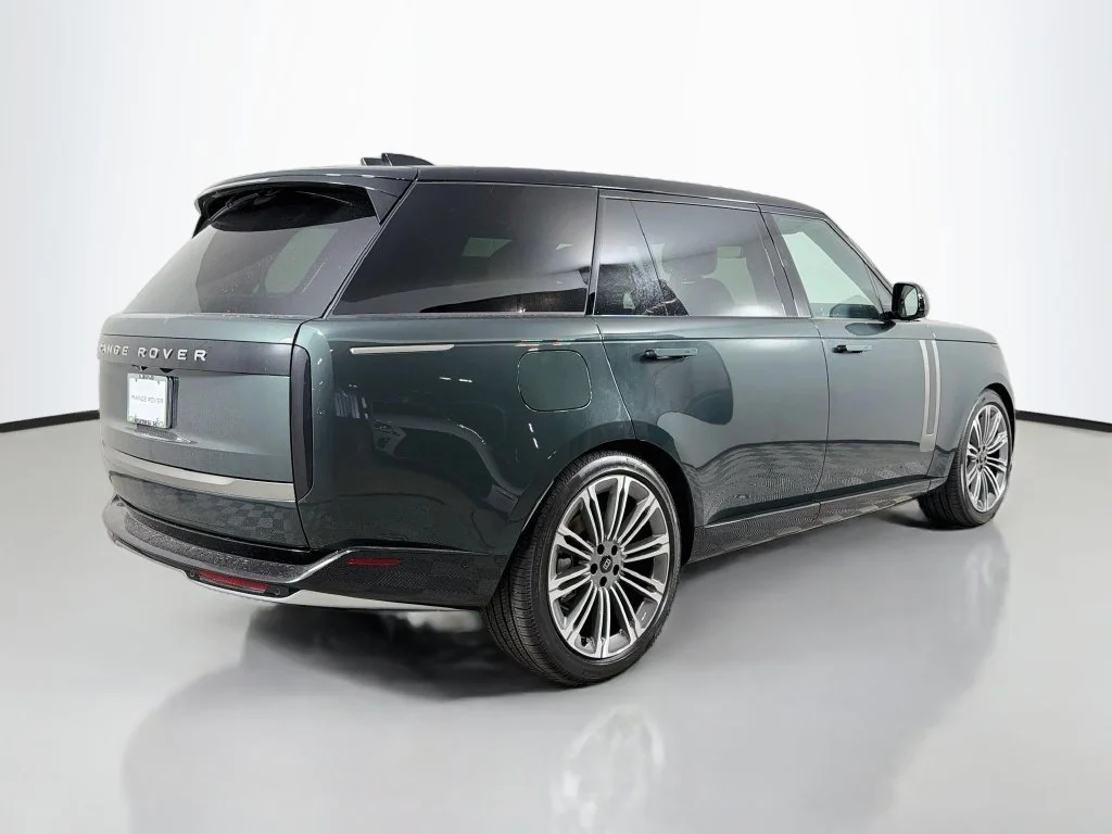 New 2027 Belgravia Green LAND ROVER  image 5