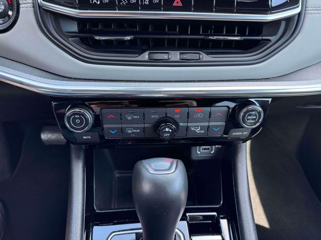 Used 2023 Gray Jeep Limited image 28
