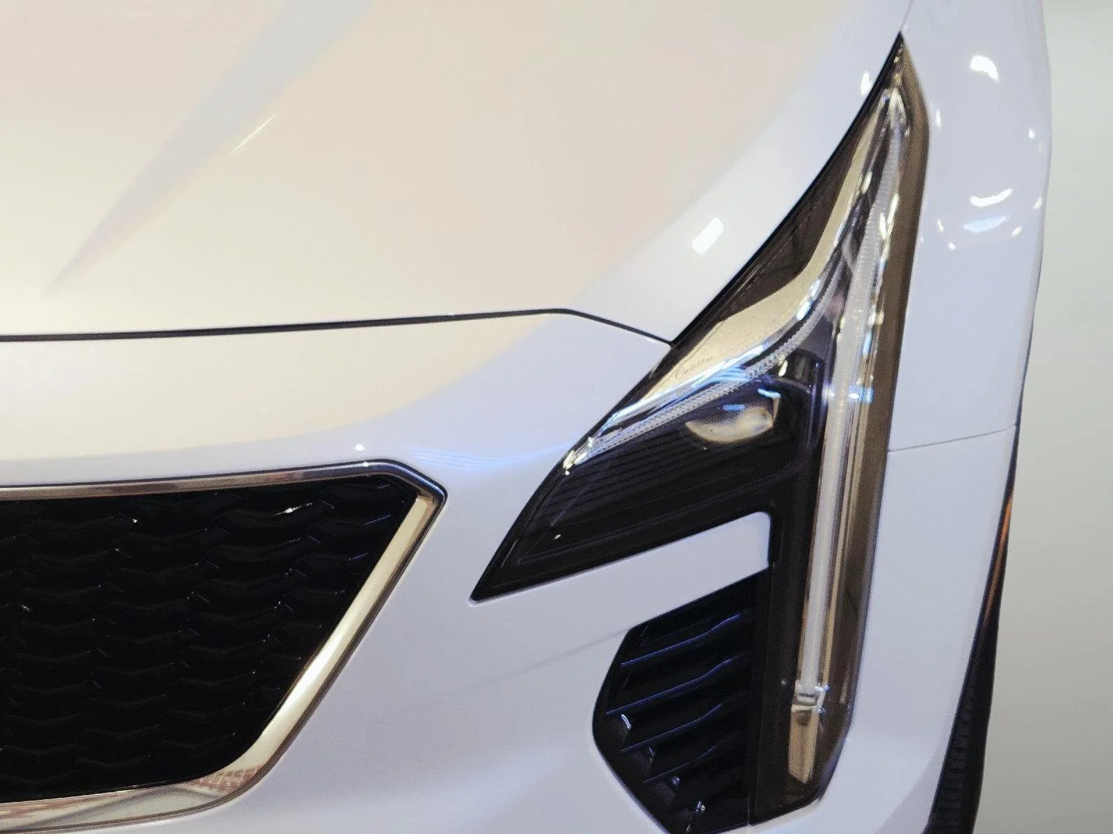 Used 2021 Crystal White Tricoat Cadillac AWD Sport image 14