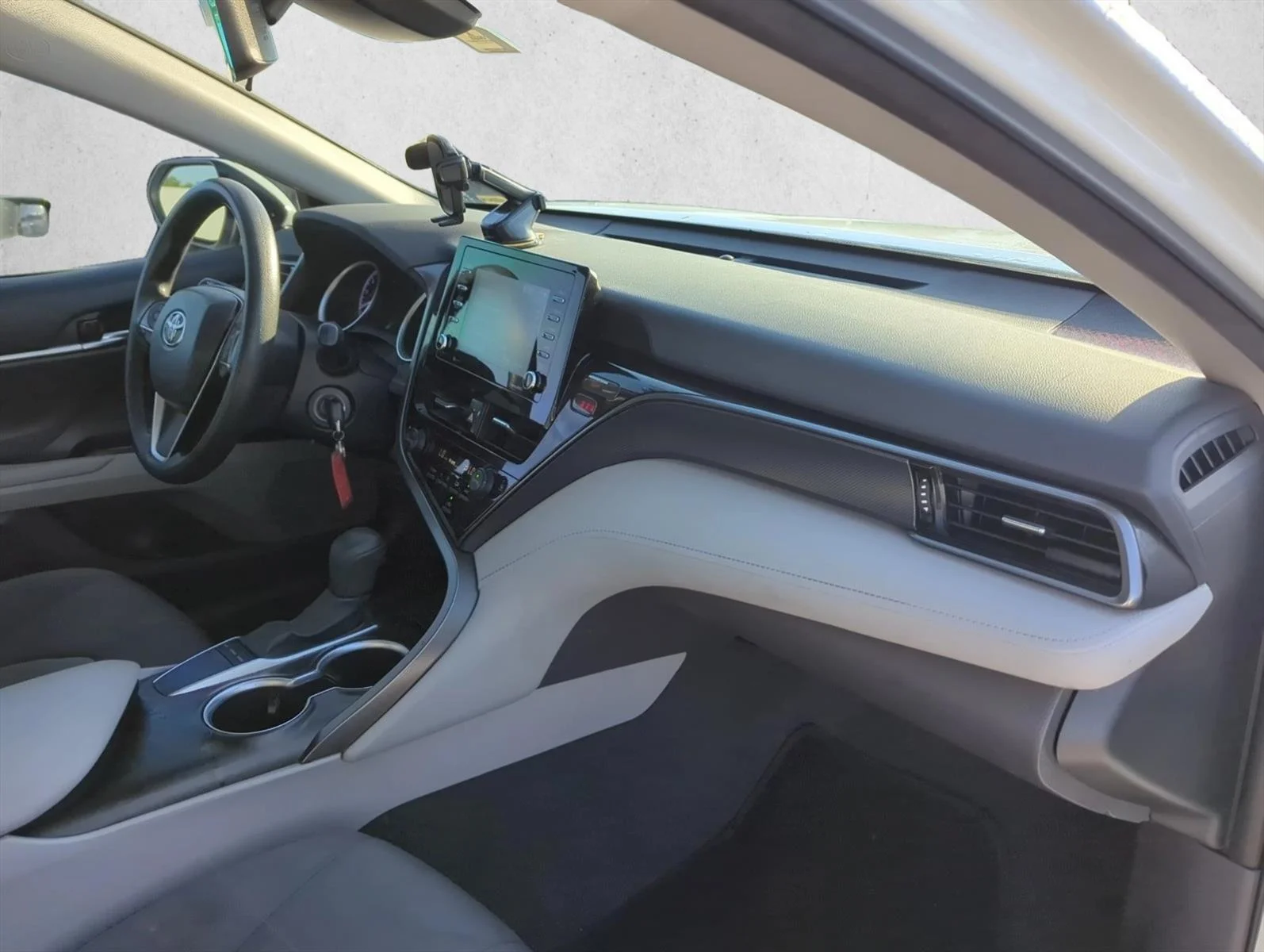 Used 2022 White Toyota LE image 27