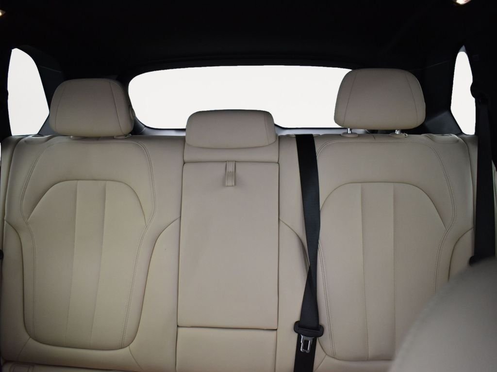 Used 2022 White Metallic BMW sDrive40i image 23