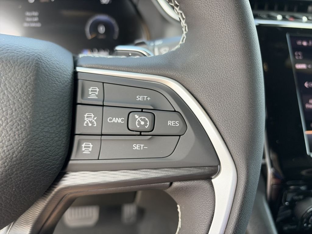 New 2026 Bright White Clear-Coat Exterior Paint Jeep Laredo X image 20