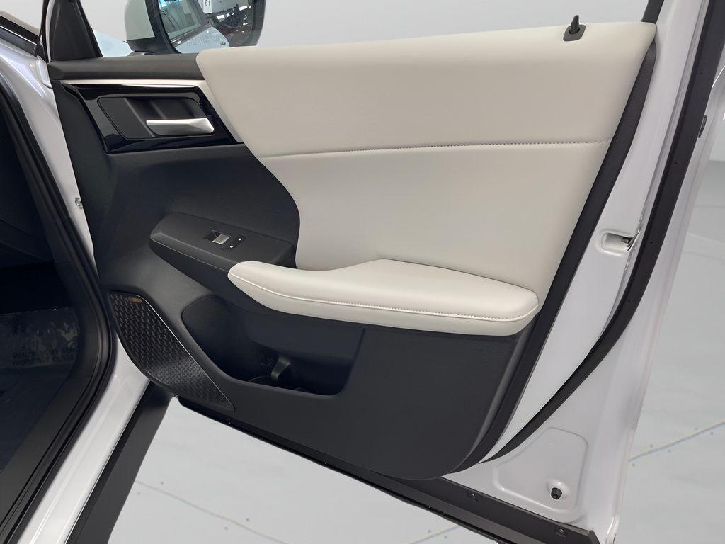 New 2026 White Diamond Mitsubishi SE image 32