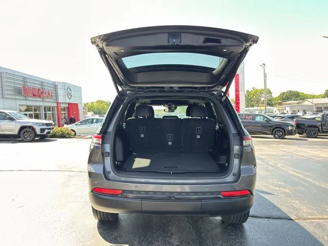 Used 2022 Gray Jeep Altitude image 9