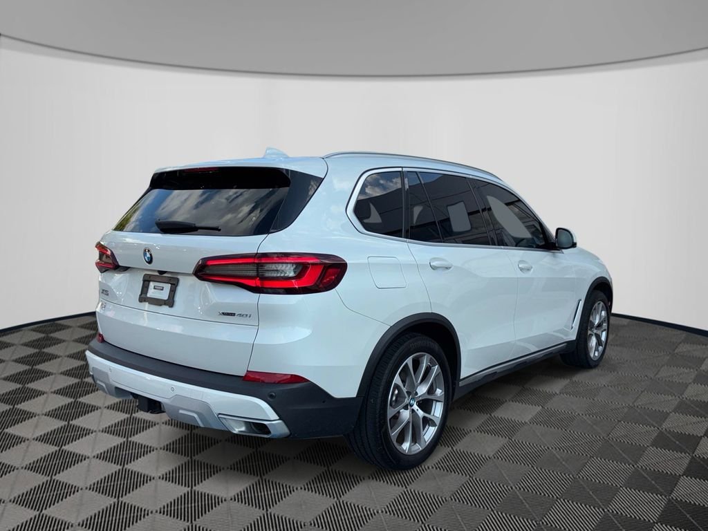 Used 2021 White BMW xDrive40i image 7