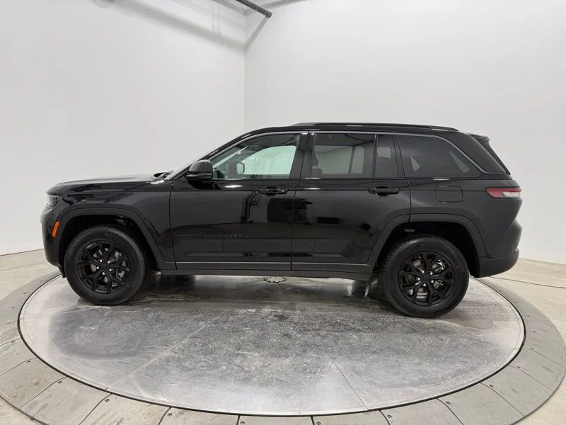 New 2026 Diamond Black Crystal Pearl-Coat Exterior Paint Jeep Altitude image 4