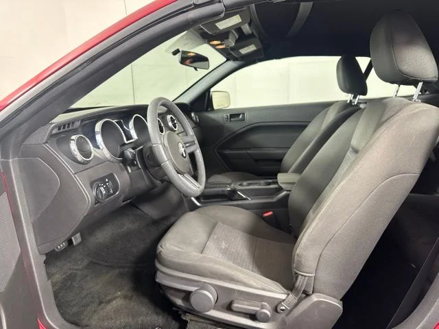 Used 2005 Red Ford V6 image 11