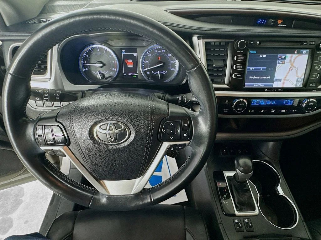 Used 2018 Gray Toyota XLE image 11