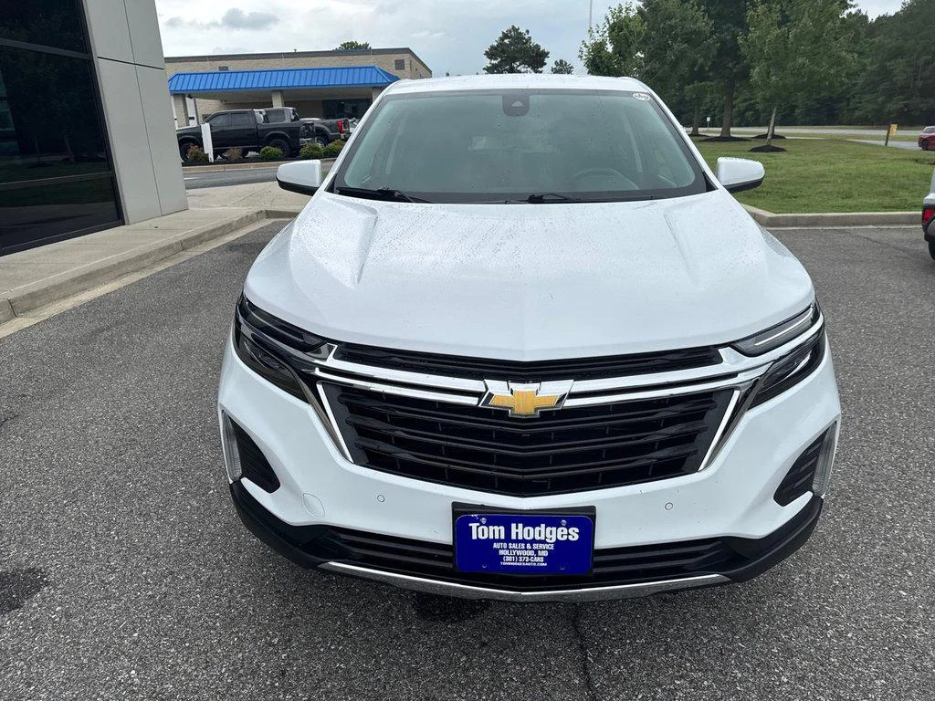Used 2024 Iridescent Pearl Tricoat Chevrolet AWD 4dr LT w/1LT image 2