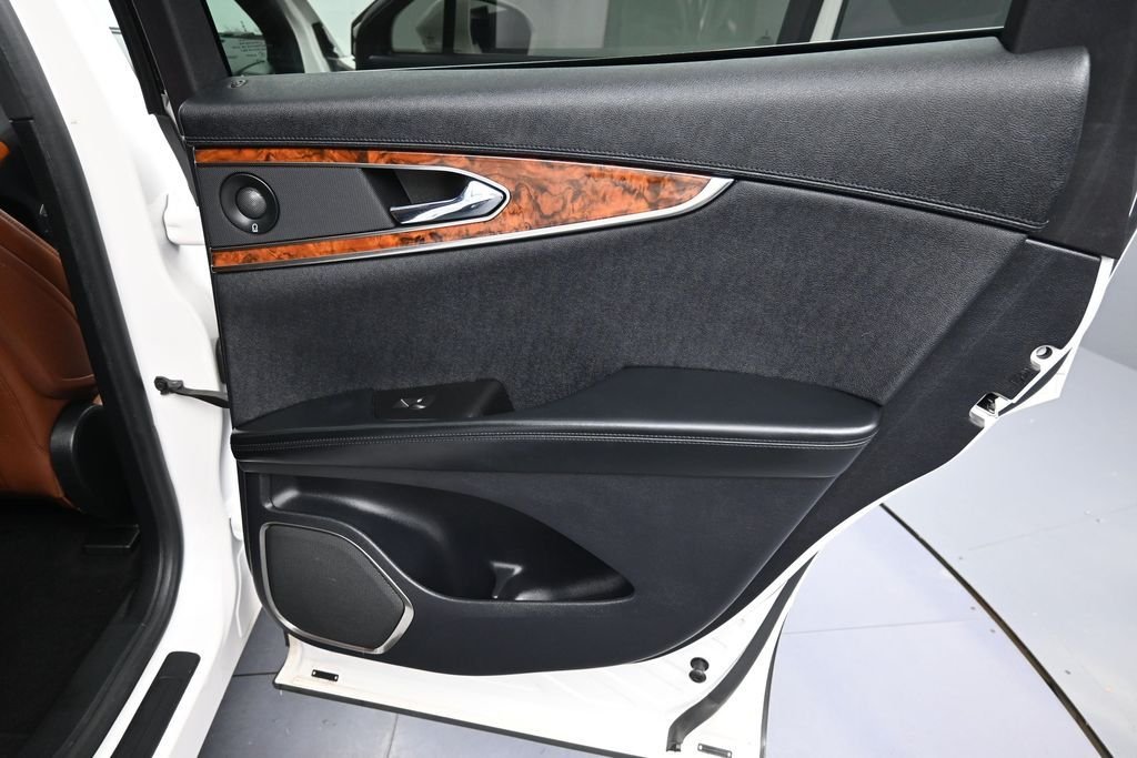 Used 2019 White Platinum Clearcoat Metallic Lincoln Reserve image 21