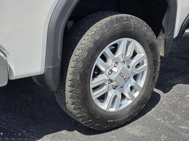 Used 2024 White GMC SLT image 9