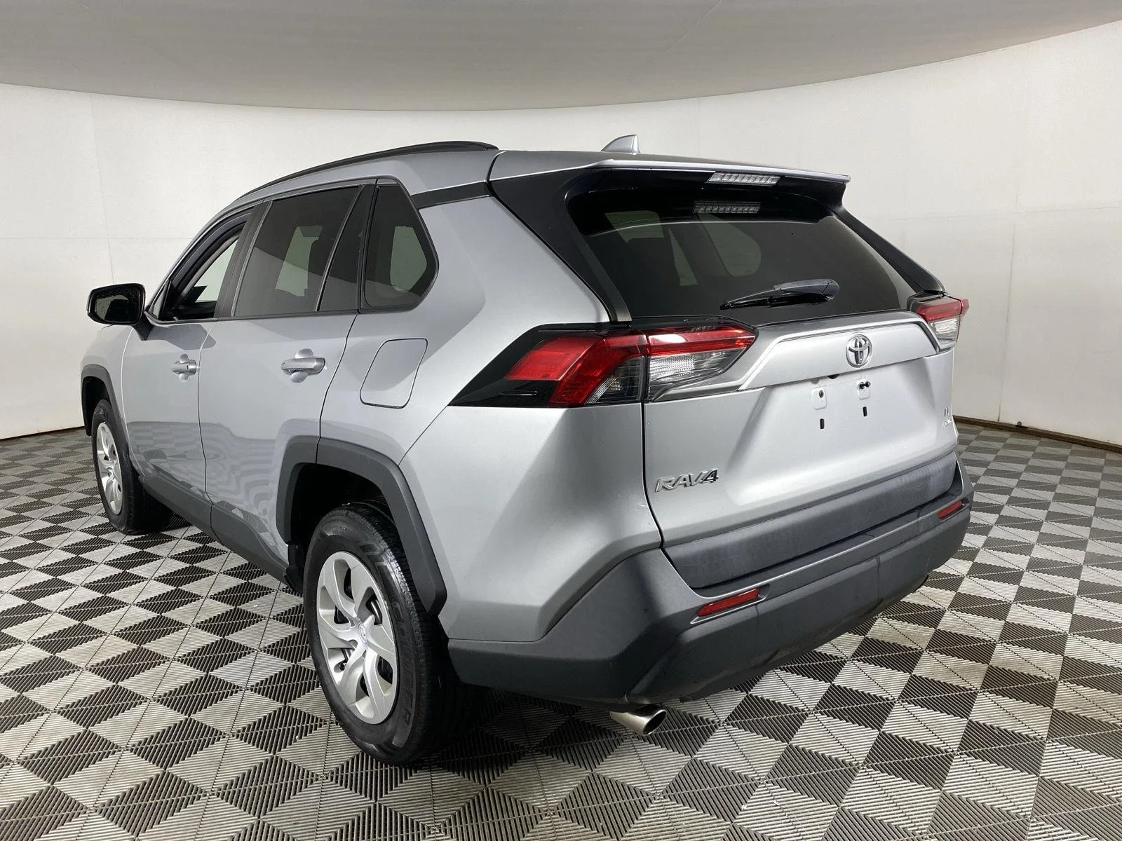 Used 2019 Gy Toyota LE image 5