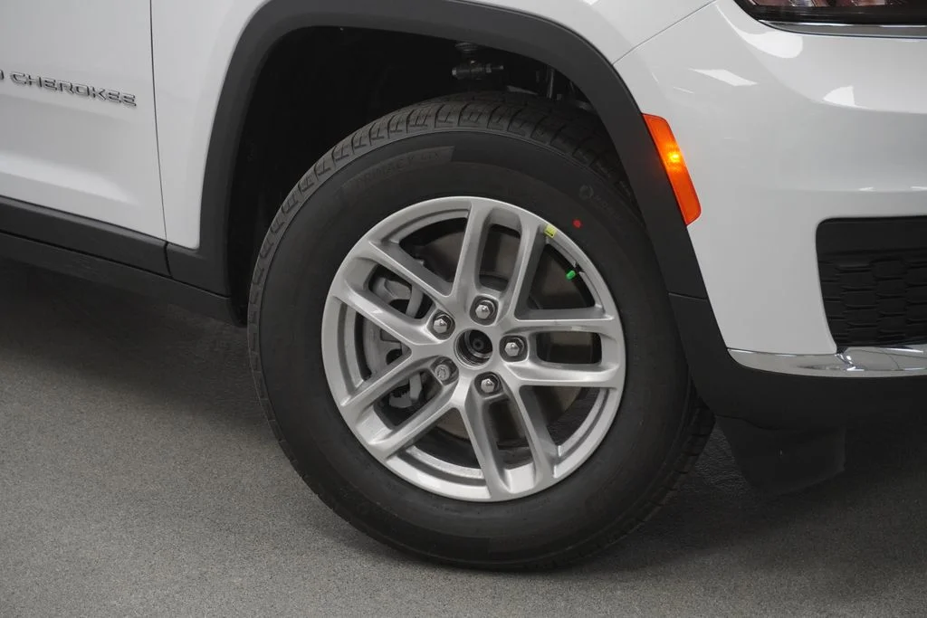 New 2026 Bright White Clear-Coat Exterior Paint Jeep Laredo image 4