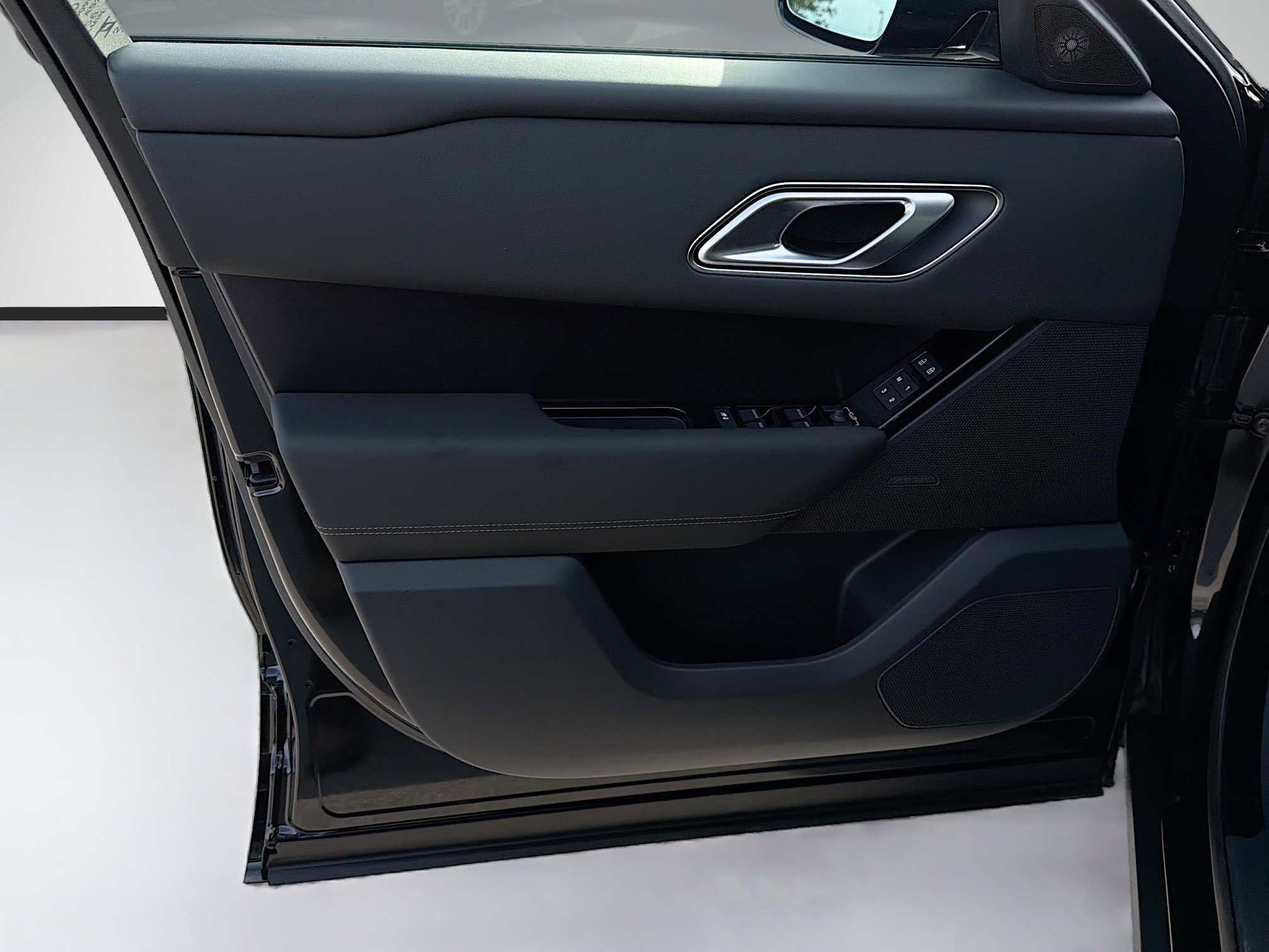 New 2026 Santorini Black Land Rover Belgravia Edition image 20
