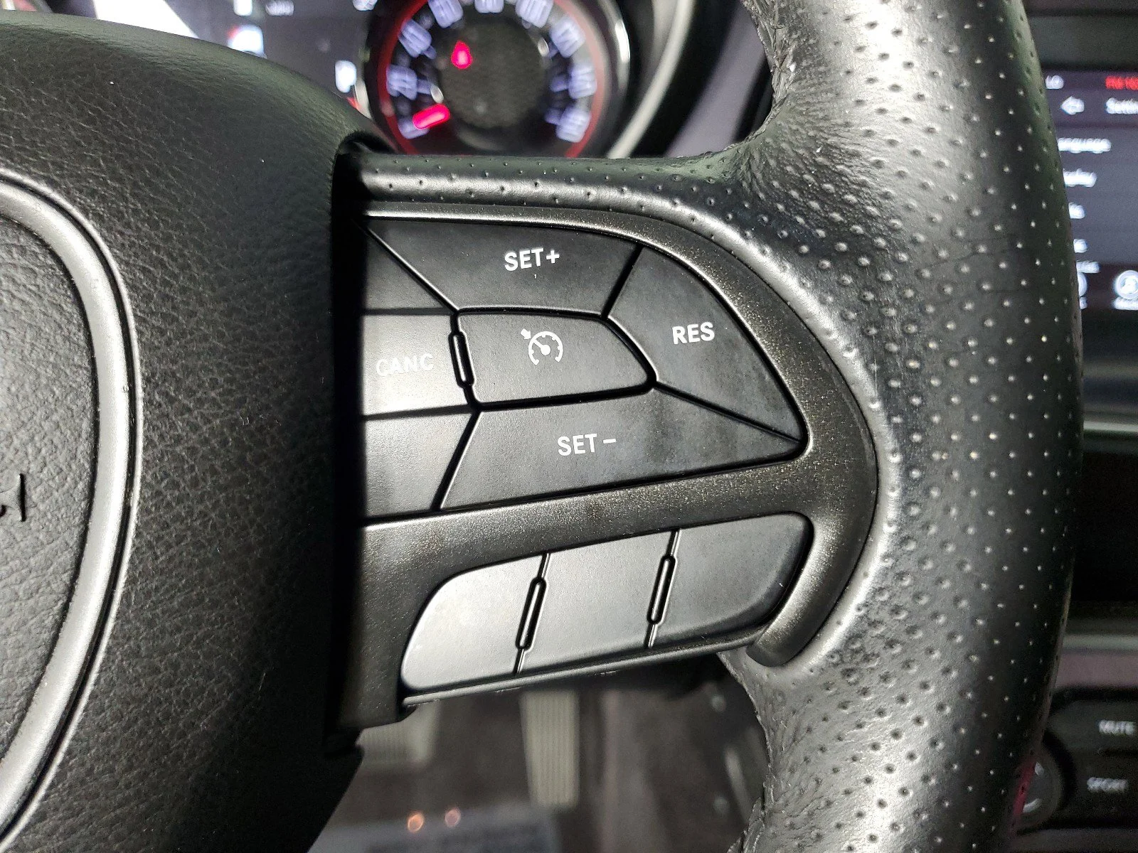 Used 2018 Pitch Black Clearcoat Dodge SXT image 26