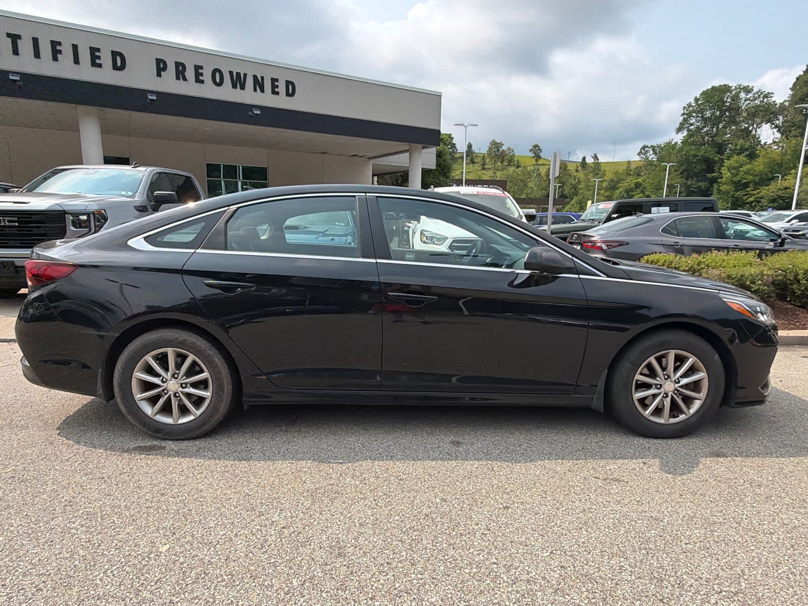 Used 2018 Phantom Black Hyundai SE image 4