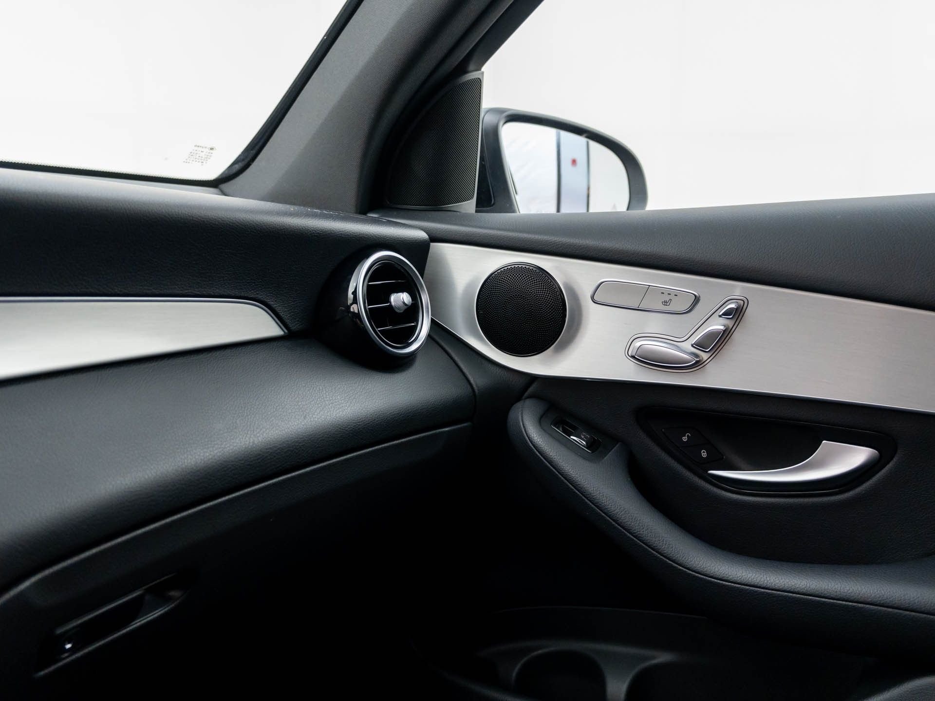 Used 2019  Mercedes-Benz GLC 300 image 25