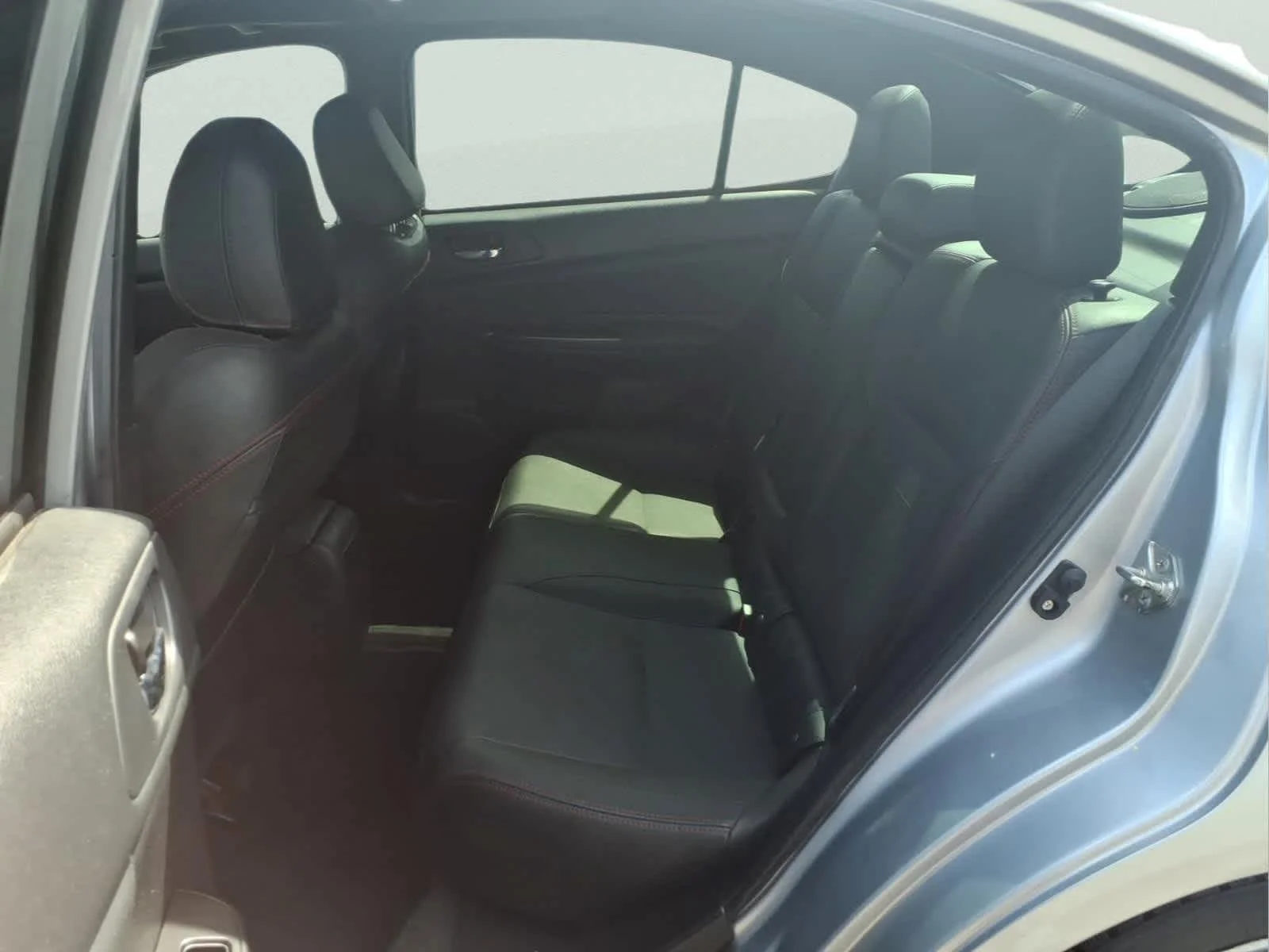 Used 2018 Ice Silver Metallic Subaru Limited image 43