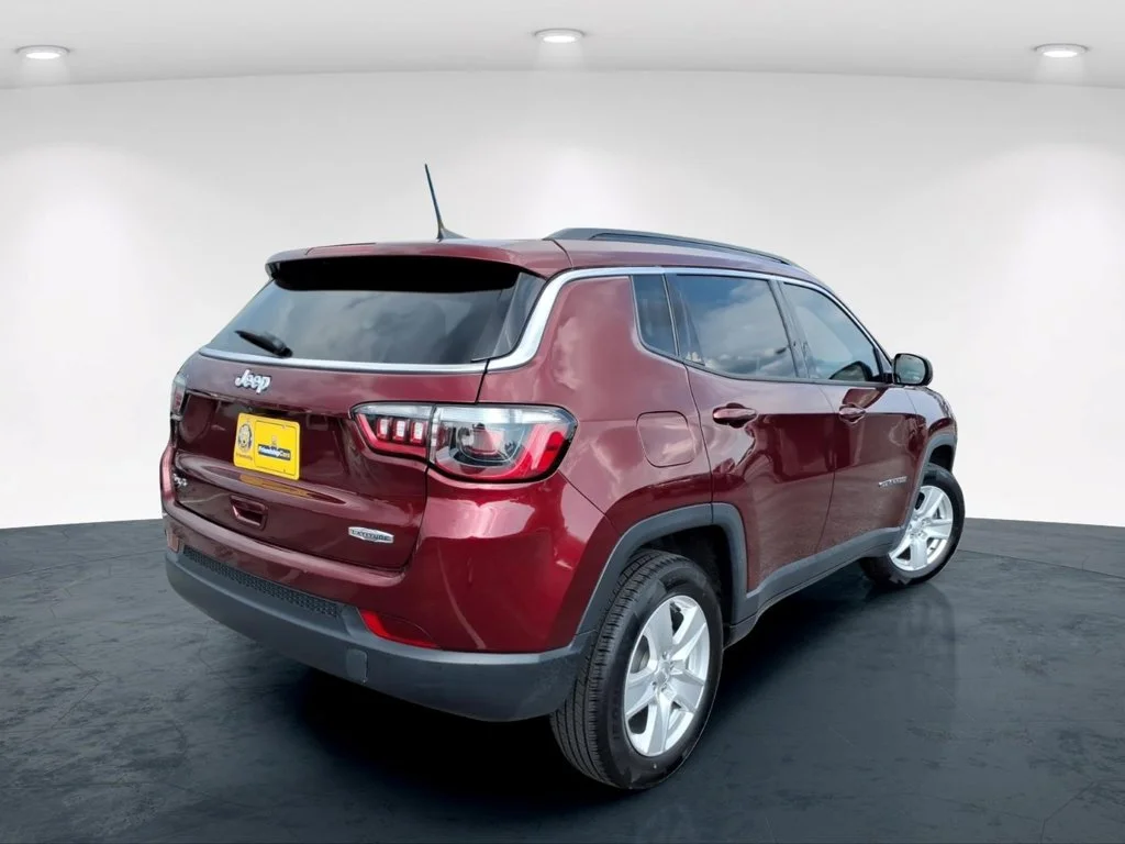 Used 2022 Red Jeep Latitude image 8