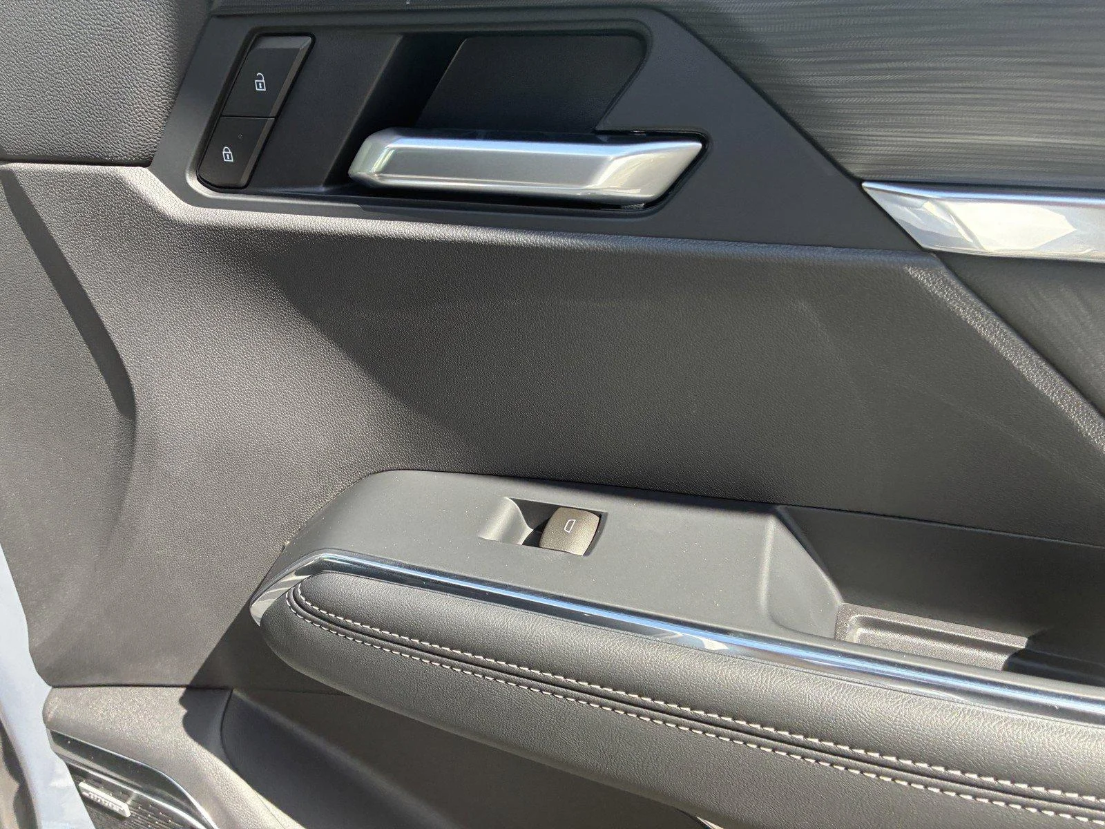 New 2027 Summit White GMC Elevation image 10