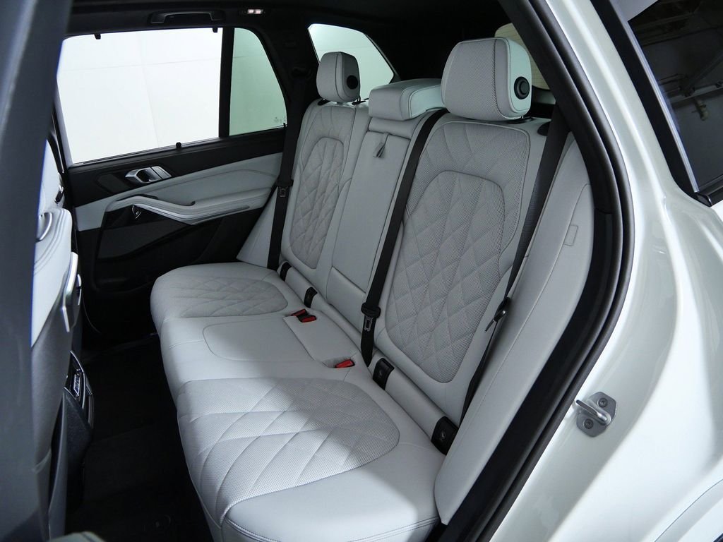 New 2026 Alpine White BMW xDrive40i image 29