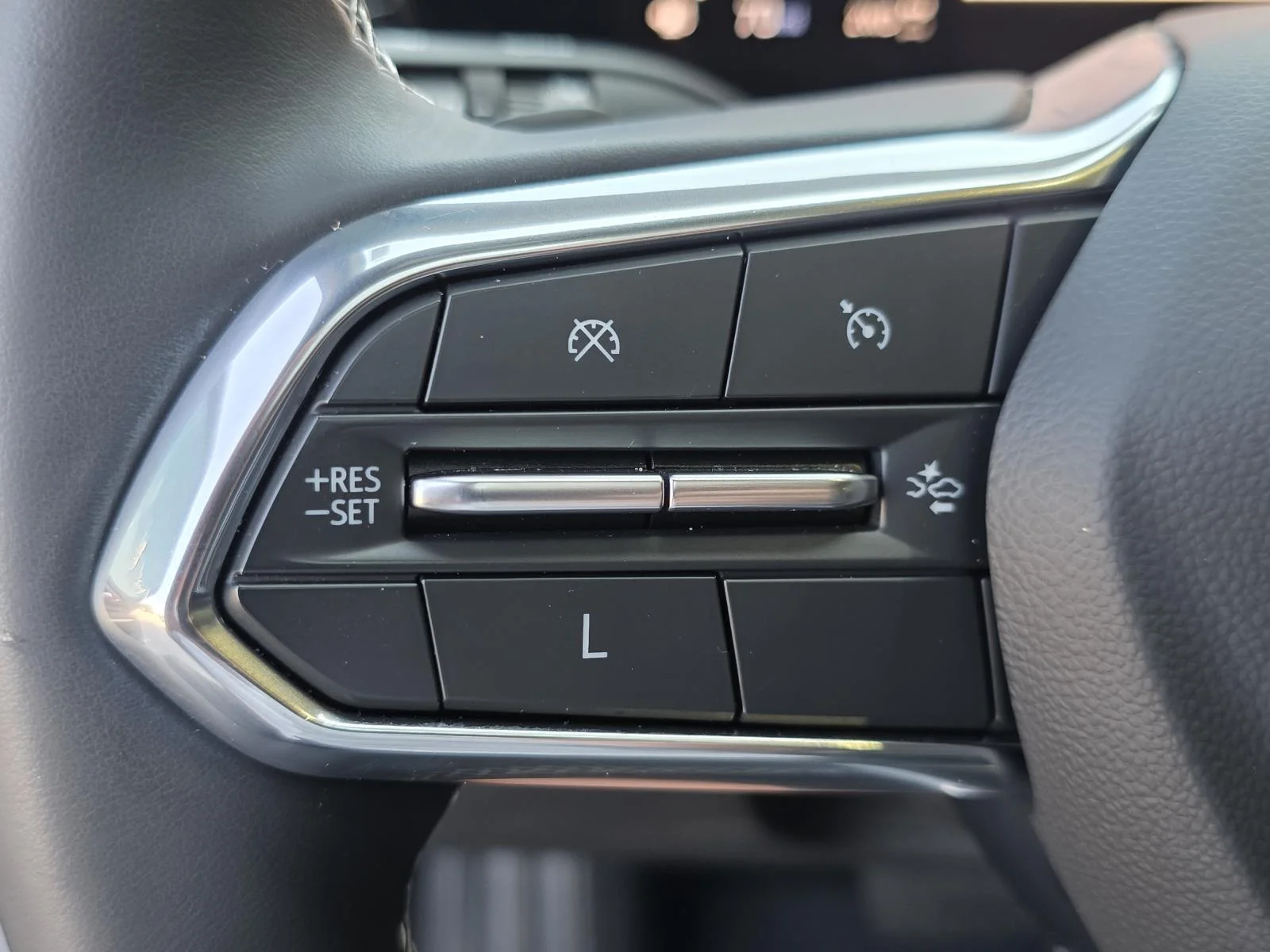Used 2025 Pearl Chevrolet Z71 image 31