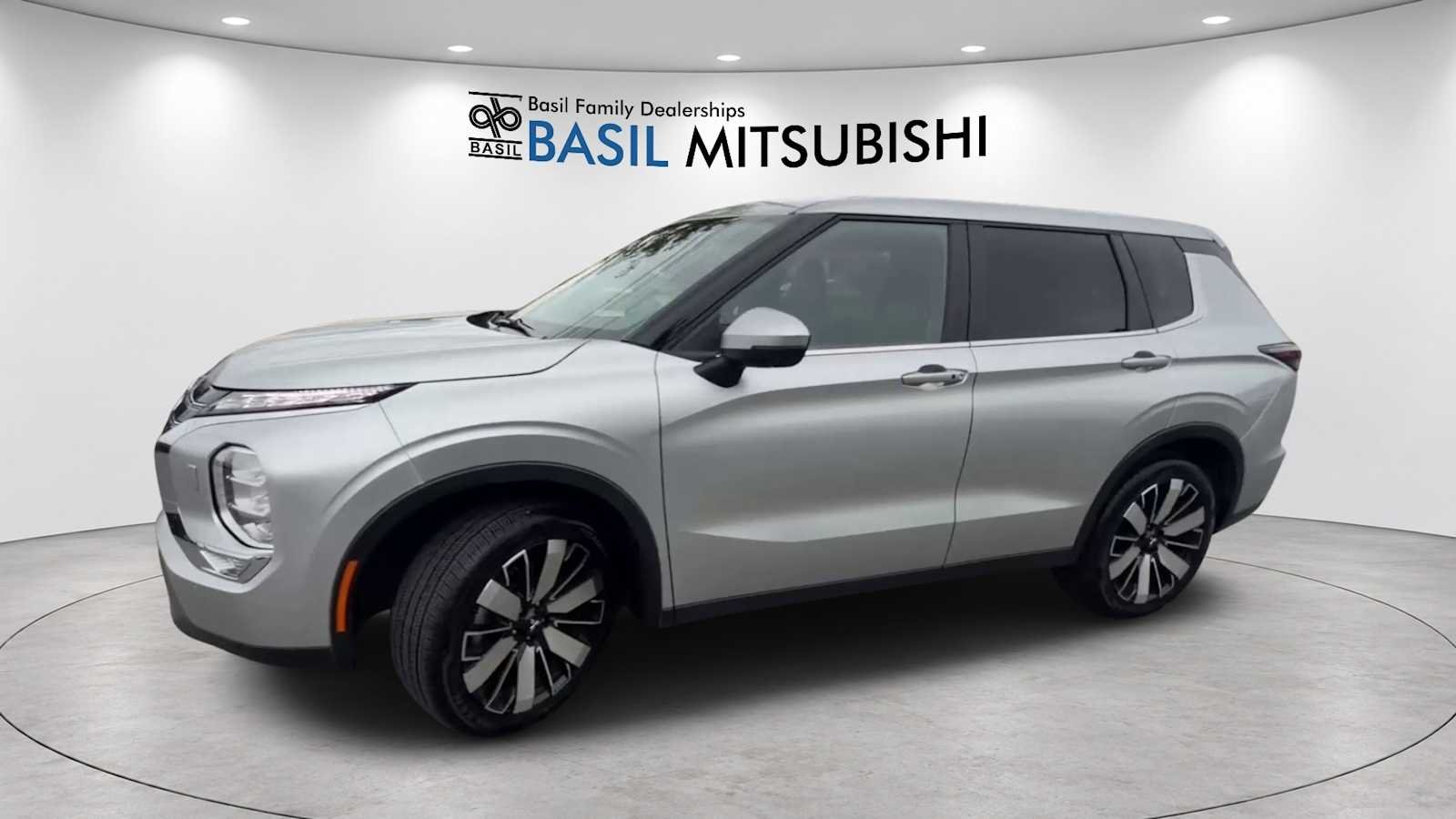 Used 2025 Alloy Silver Metallic Mitsubishi SE image 4