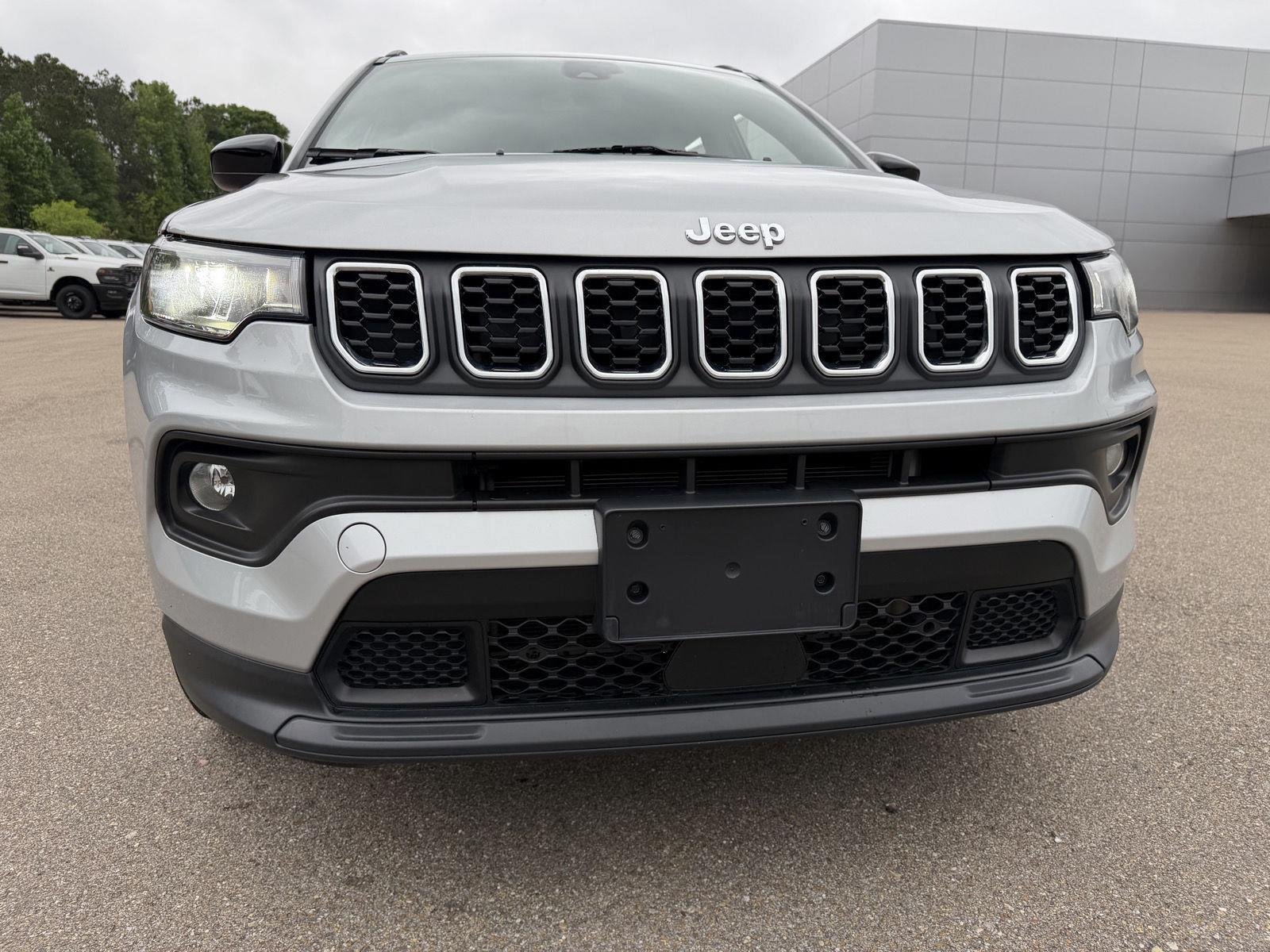 Used 2024 Silver Zynith Metallic Clearcoat Jeep Latitude image 23