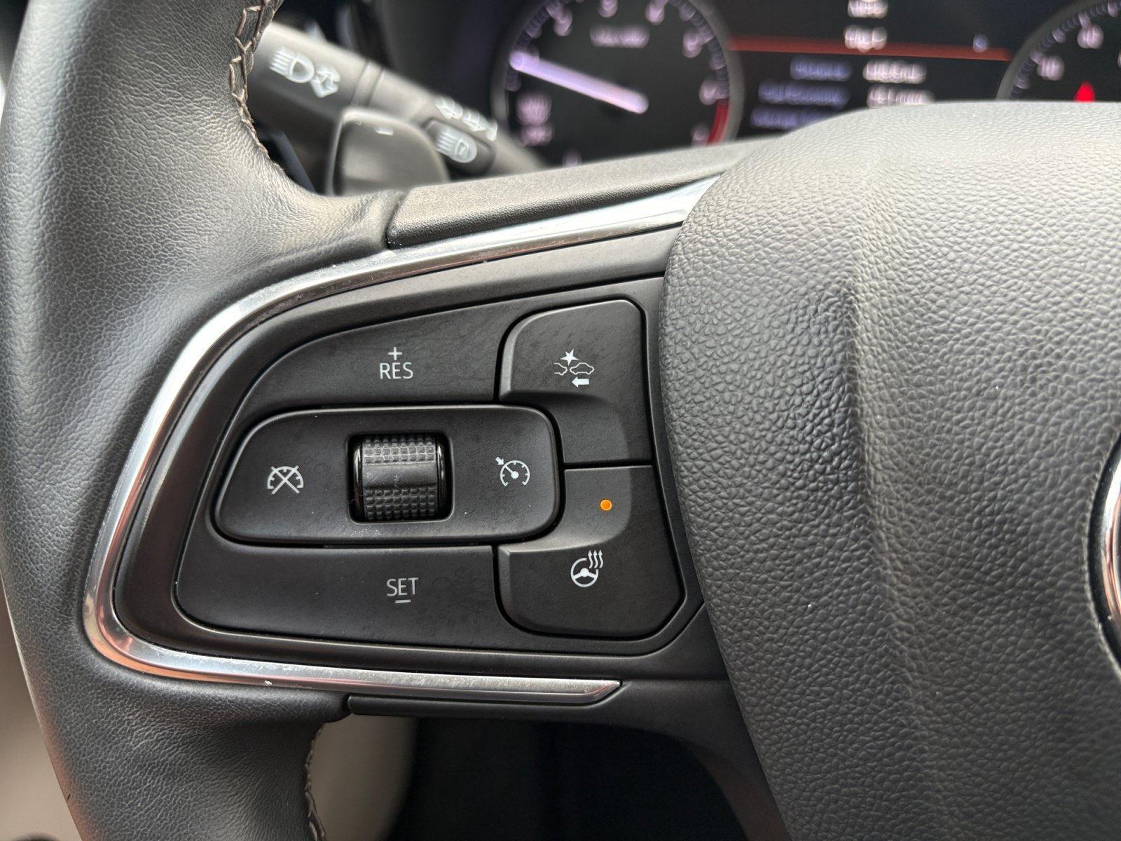 Used 2023 Summit White Buick Essence image 23